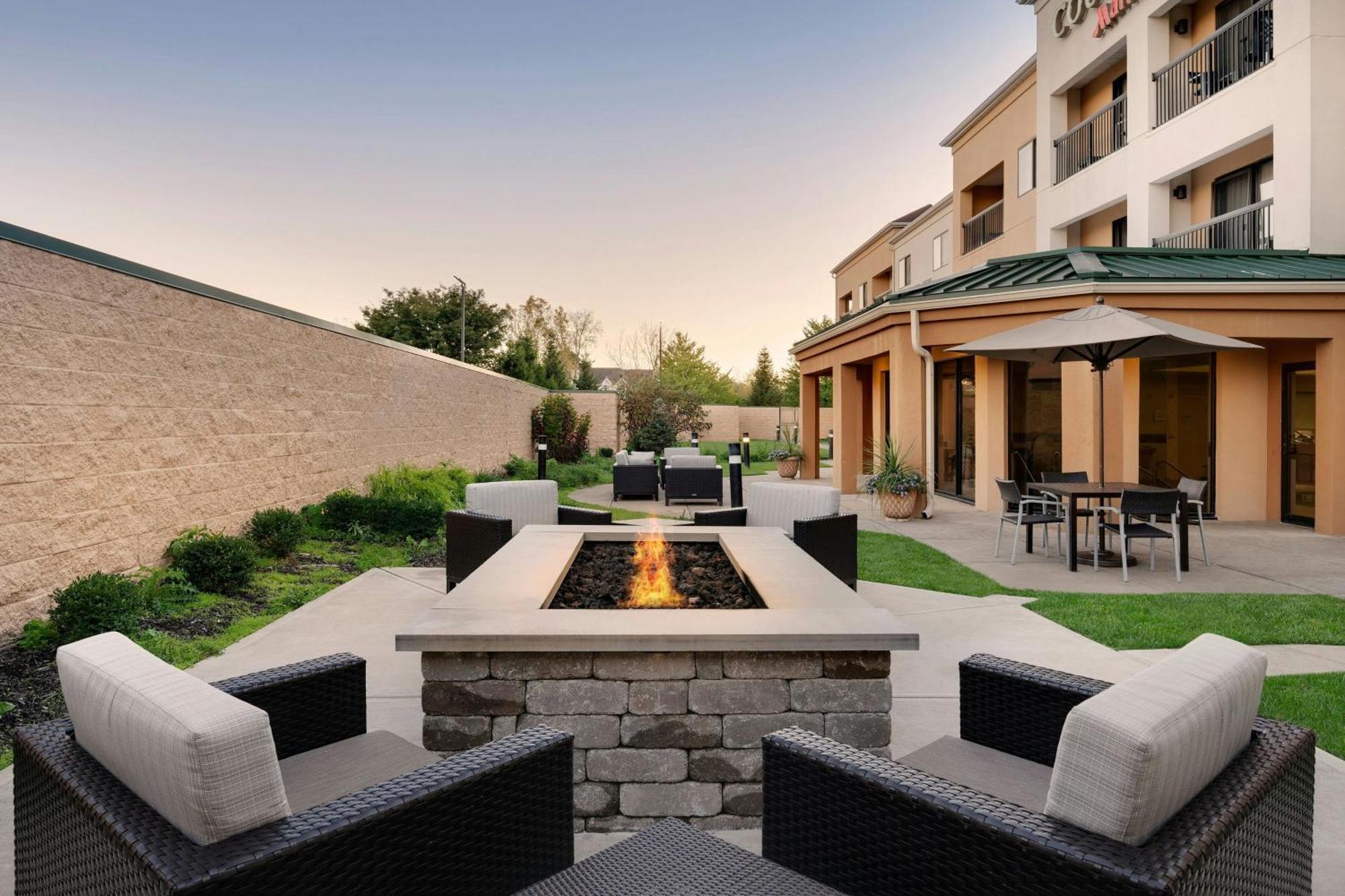 Courtyard By Marriott Indianapolis South Hotel Exterior foto
